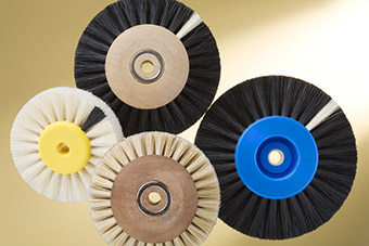 Brosses circulaires avec centre en plastique et bois